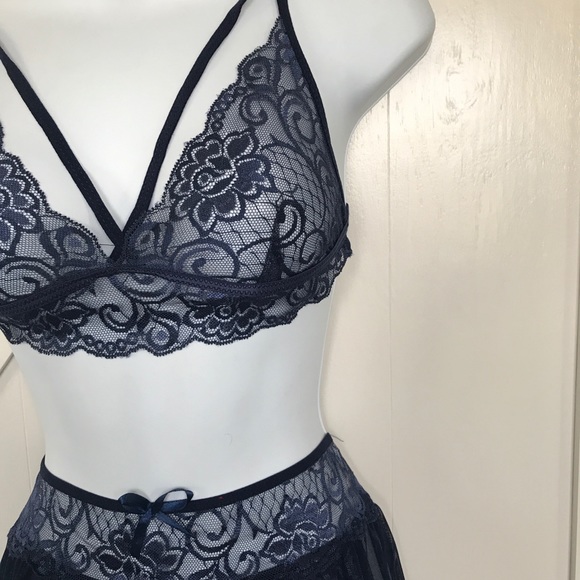 Blue lace three piece lingerie set - Picture 4 of 6